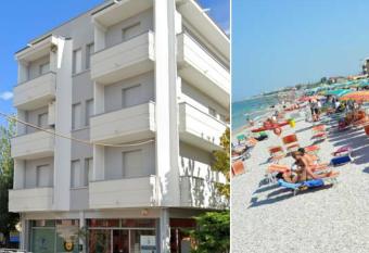 casa vacanza fronte mare fano sassonia has Balcony rooms