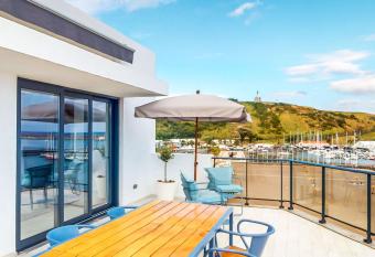 Facing Bay Hostel has Balcony rooms