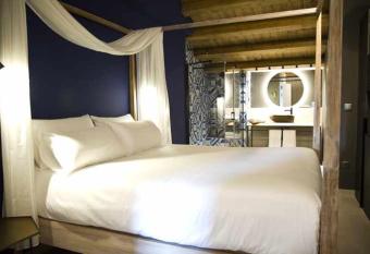 Mochoruralhome matarra  a suite has rooms with a private hot tub