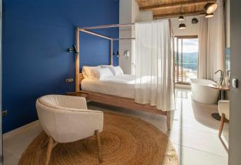 Mochoruralhome ulldemo suite has rooms with a private hot tub