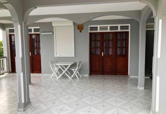 Maison de 2 chambres avec vue sur la mer jardin amenage et wifi a Pointe Noire has Balcony rooms