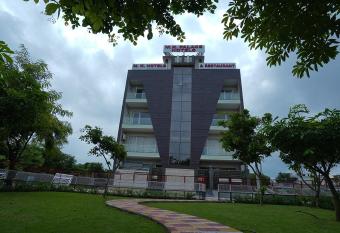 M K HOTEL AND RESTAURANT has Balcony rooms