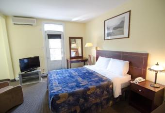 Hotel Dorion has rooms with a private hot tub