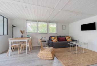 R  sidence confortable au calme quartier St Marceau has Balcony rooms