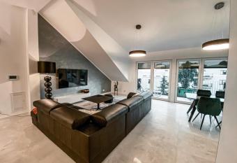 NADJEZIORNA LUX has Balcony rooms