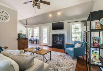 Blue Bird House Private Access to Back 40 Trail has rooms with a private hot tub