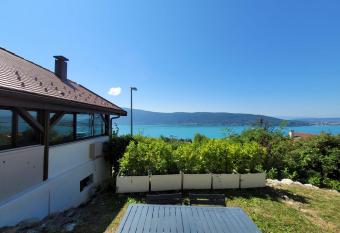 Maisonnette vue panoramique lac d Annecy allows 18 year olds to book a room