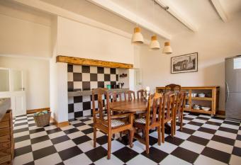 Avondrust Guest House allows 18 year olds to book a room