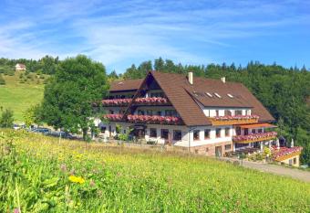 H  henhotel & Restaurant Kalikutt has Balcony rooms