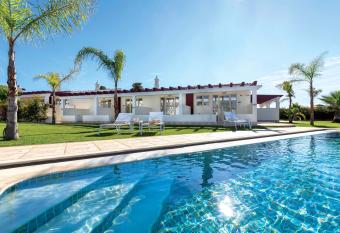 Hotel Rural Br  cia Du Mar allows 18 year olds to book a room