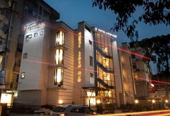 HOTEL LIVIN HUB has Balcony rooms