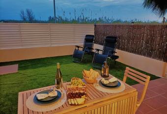 Apartamento acceso directo playaACwifiterraza by Rinconesmediterraneos allows 18 year olds to book a room