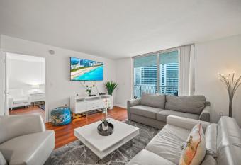 LUXURIOUS 1BR HIGH RISE CONDO BRICKELL-Free Parking has rooms with a private hot tub