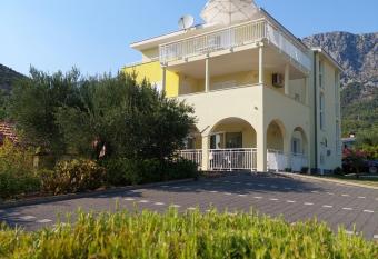 Apartments Dia has Balcony rooms