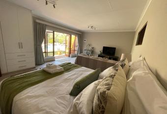 Olive Branch Cottage off grid has Balcony rooms