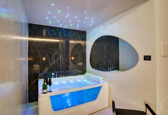DISTINTO SUITE & ROOMS has rooms with a private hot tub