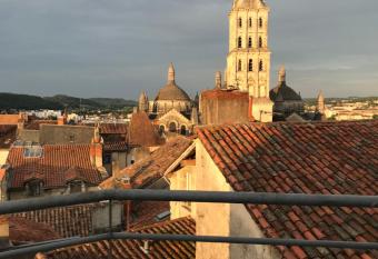 Saint-Front appartement hyper centre avec grande terrasse vue panoramique sur la cath  drale et les toits de P  rigueux allows 18 year olds to book a room