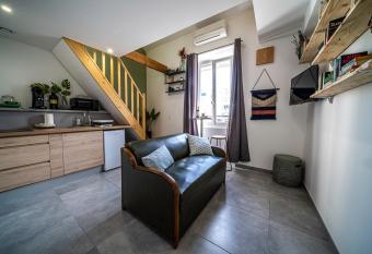 le Chartreuse / Rent4night Grenoble allows 18 year olds to book a room