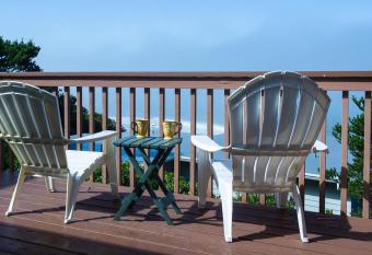 Breaking Waves Retreat has Balcony rooms