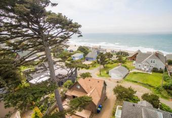 Coral Cottage has Balcony rooms