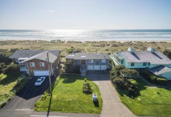 Daly's Oceanfront House has Balcony rooms