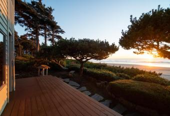 Gene's Coastal Escape has Balcony rooms