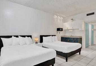 Dip 2360 - Amazing Studio- 1Bath, Hallandale Beach - FREE PARKING allows 18 year olds to book a room