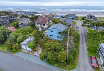 The Lakeside Caboose has Balcony rooms