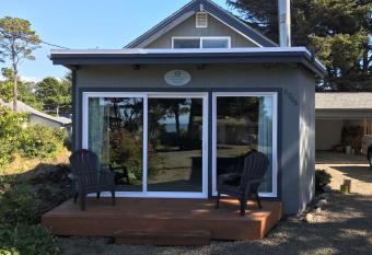 Woodley Beach House has Balcony rooms