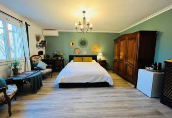 La Maison du Chemin des Prairies has Balcony rooms