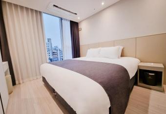 OCEAN PARK 9 allows 18 year olds to book a room