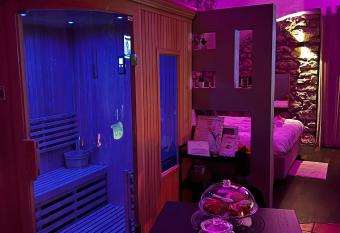 Vicolo72 has rooms with a private hot tub