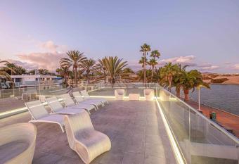 Refurbished Seafront Apartment has Balcony rooms