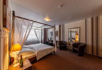 City Hotel Stolberg has rooms with a private hot tub