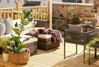 Perfect Cosy Devon Getaway! Beautiful Plymouth 3 Bed House - Near Derriford - Stunning Garden, Decking, Driveway - Sleeps 9 - Habita Property has Balcony rooms