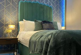 The Law House By The Opulence - Free City Centre Parking allows 18 year olds to book a room