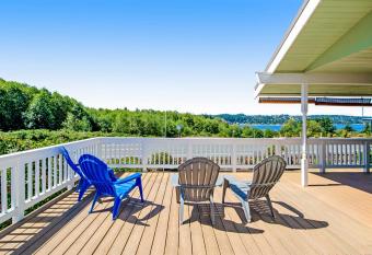 Home on Holmes has Balcony rooms