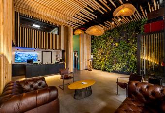 Boutique H  tel Kon Tiki Tahiti allows 18 year olds to book a room