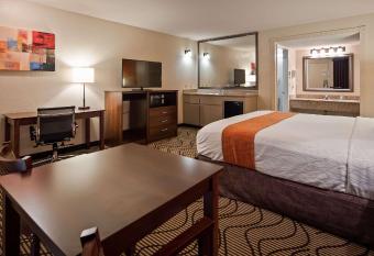 Best Western Roseville Inn has rooms with a private hot tub