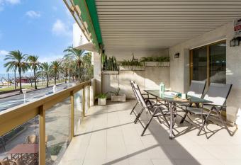 Apartment in front of the Beach has Balcony rooms
