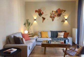 SIMONE LUXURY SUITE, Central Modern Apartment has Balcony rooms