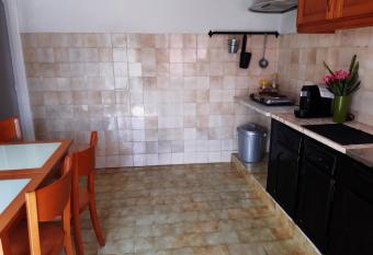 Quiet 1 bed house with kitchen Viana do Castelo has Smoking/Balcony rooms