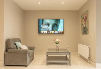 The View Apartment 2, Newry - Luxury Open Plan Apartment with City Views allows 18 year olds to book a room