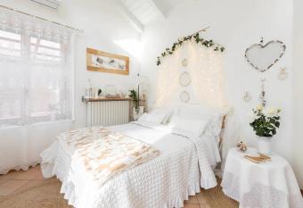 Il Gelsomino di Ossuccio allows 18 year olds to book a room