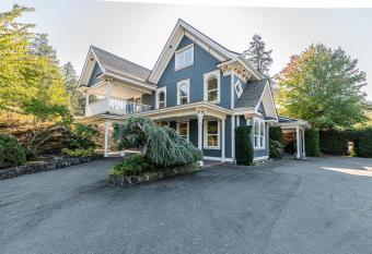 Country Charm on Tod Creek Farm has Balcony rooms