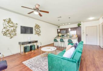 Your Emerald Luxury Escape-King Suite/MED/NRG/DTWN has Balcony rooms