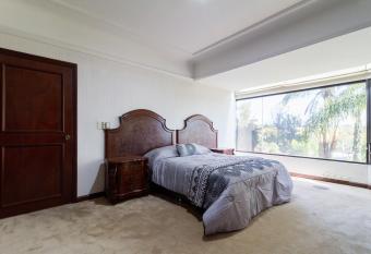 Penthouse Los Colomos has rooms with a private hot tub