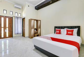 OYO 90882 Sari Homestay allows 18 year olds to book a room