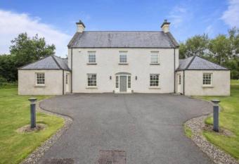 The Lough Erne House at Golf Village Lough Erne Resort has rooms with a private hot tub