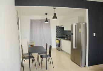 Bien ubicado, parqueo, habitaciones con aire y bicicleta estatica has Balcony rooms